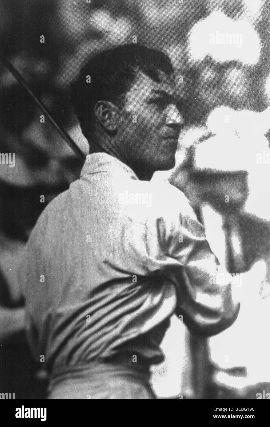 Ben Hogan 1948 USGA Open Championship Hogan ha vinto 9 titoli importanti durante la sua carriera: 4 U.S. Opens 2 Masters Tournaments 2 PGA Championships 1 Open Championship (British Open) noto per il suo leggendario ritorno dopo un incidente automobilistico quasi fatale nel 1949, che molti pensavano avrebbe posto fine alla sua carriera. Invece, è tornato per vincere più major. Famoso per la sua meticolosa routine pratica e le innovazioni nella meccanica dello swing del golf. L’influenza di Hogan è ancora oggi percepita attraverso i suoi libri didattici e il “Hogan swing”, che molti professionisti studiano. Foto Stock