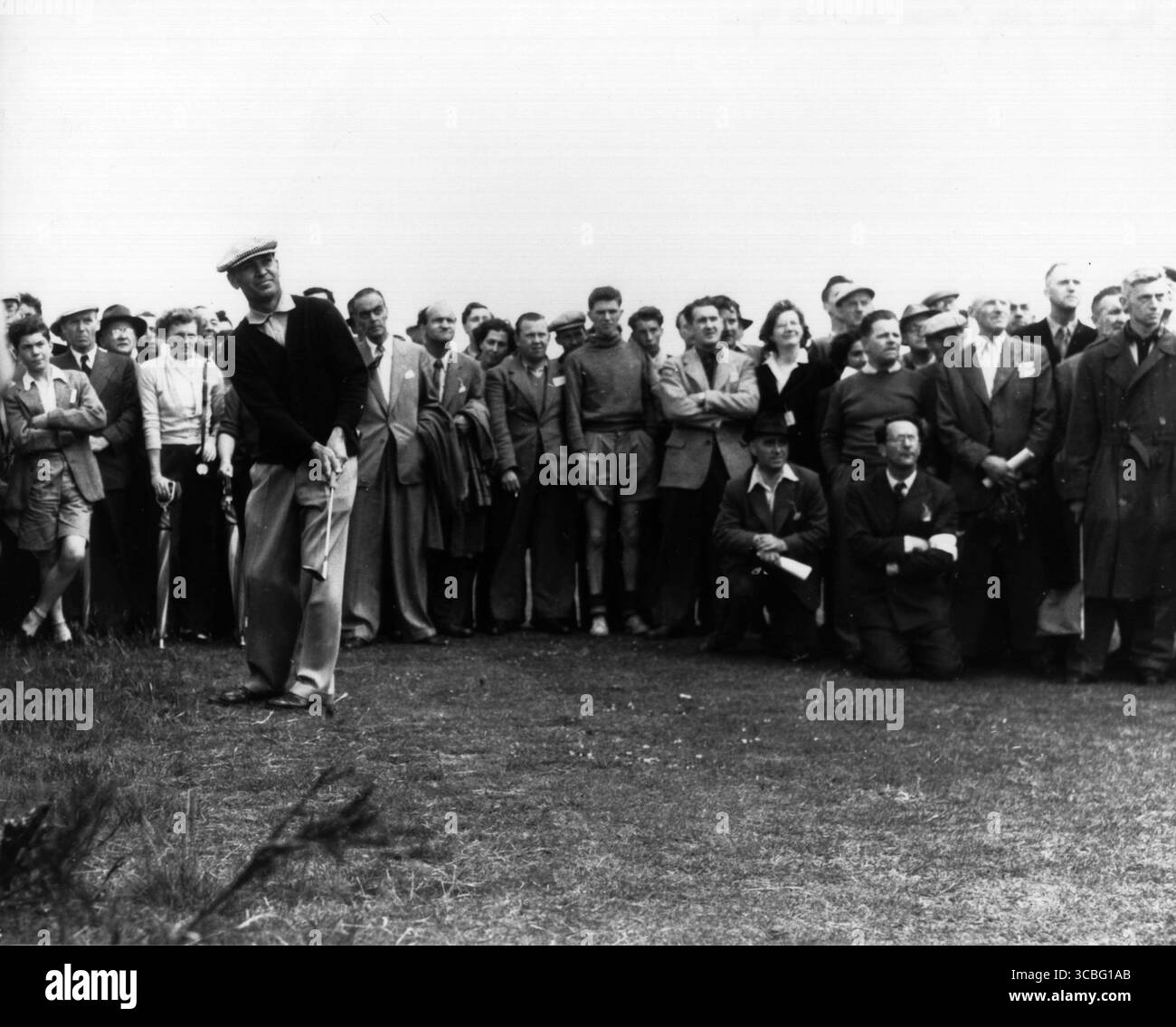 BEN HOGAN - IL CAMPIONATO APERTO 1953 A CARNOUSTIE Hogan ha vinto 9 titoli importanti durante la sua carriera: 4 U.S. Opens 2 Masters Tournaments 2 PGA Championships 1 Open Championship (British Open) noto per il suo leggendario ritorno dopo un incidente automobilistico quasi fatale nel 1949, che molti pensavano avrebbe posto fine alla sua carriera. Invece, è tornato per vincere più major. Famoso per la sua meticolosa routine pratica e le innovazioni nella meccanica dello swing del golf. L’influenza di Hogan è ancora oggi percepita attraverso i suoi libri didattici e il “Hogan swing”, che molti professionisti studiano. Foto Stock