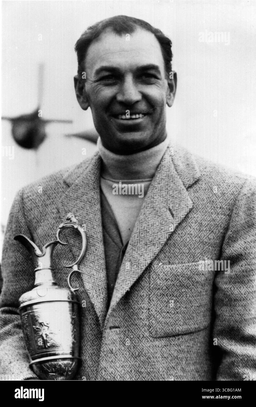 BEN HOGAN - CAMPIONE APERTO 1953 dopo aver vinto con il trofeo Hogan ha vinto 9 titoli importanti durante la sua carriera: 4 U.S. Opens 2 Masters Tournaments 2 PGA Championships 1 Open Championship (British Open) noto per il suo leggendario ritorno dopo un incidente automobilistico quasi fatale nel 1949, che molti pensavano avrebbe posto fine alla sua carriera. Invece, è tornato per vincere più major. Famoso per la sua meticolosa routine pratica e le innovazioni nella meccanica dello swing del golf. L’influenza di Hogan è ancora oggi percepita attraverso i suoi libri didattici e il “Hogan swing”, che molti professionisti studiano. Foto Stock