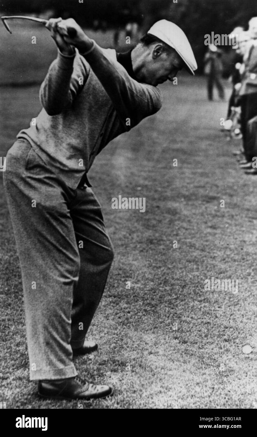 BEN HOGAN HOGAN ha vinto 9 titoli importanti durante la sua carriera: 4 U.S. Opens 2 Masters Tournaments 2 PGA Championships 1 Open Championship (British Open) noto per il suo leggendario ritorno dopo un incidente automobilistico quasi fatale nel 1949, che molti pensavano avrebbe posto fine alla sua carriera. Invece, è tornato per vincere più major. Famoso per la sua meticolosa routine pratica e le innovazioni nella meccanica dello swing del golf. L’influenza di Hogan è ancora oggi percepita attraverso i suoi libri didattici e il “Hogan swing”, che molti professionisti studiano. Foto Stock