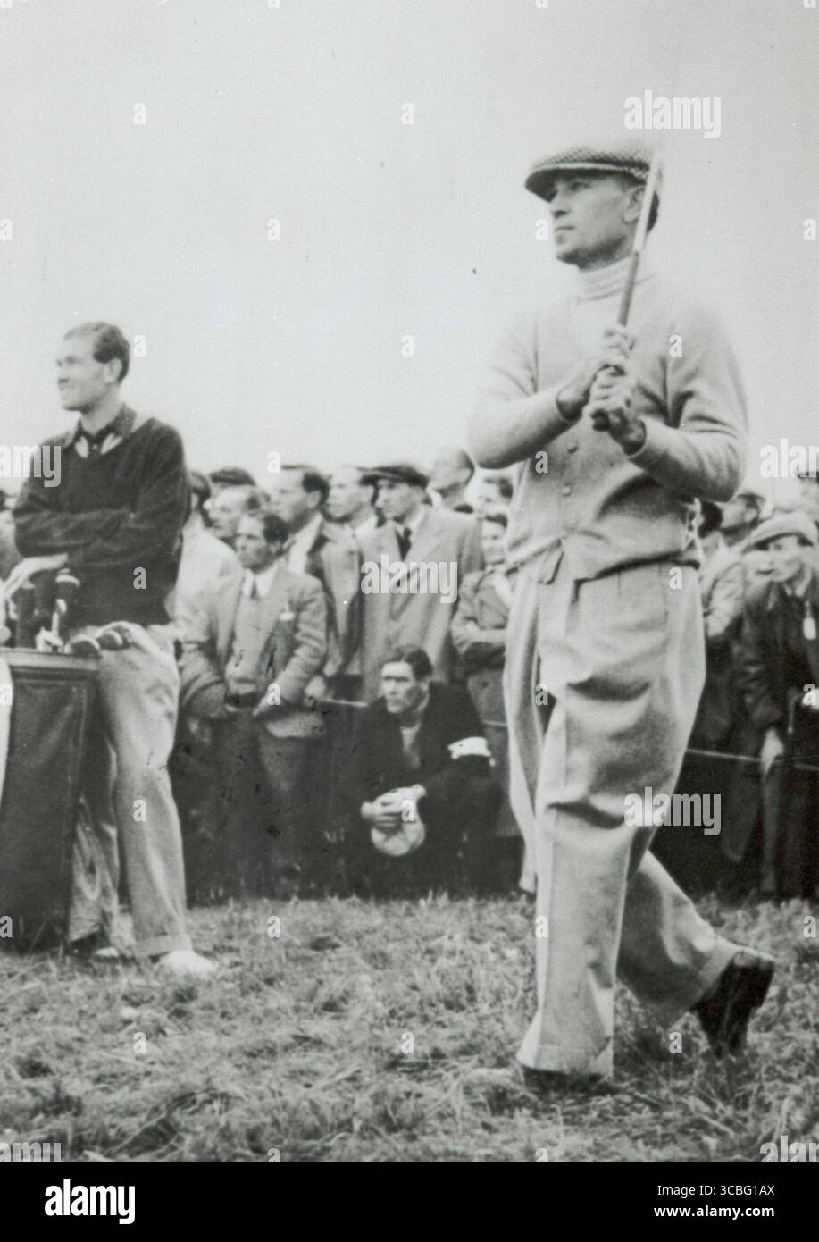 Ben Hogan, l'Open Championship 1953 a Carnoustie Hogan ha vinto 9 titoli importanti durante la sua carriera: 4 U.S. Opens 2 Masters Tournaments 2 PGA Championships 1 Open Championship (British Open) noto per il suo leggendario ritorno dopo un incidente automobilistico quasi fatale nel 1949, che molti pensavano avrebbe posto fine alla sua carriera. Invece, è tornato per vincere più major. Famoso per la sua meticolosa routine pratica e le innovazioni nella meccanica dello swing del golf. L’influenza di Hogan è ancora oggi percepita attraverso i suoi libri didattici e il “Hogan swing”, che molti professionisti studiano. Foto Stock