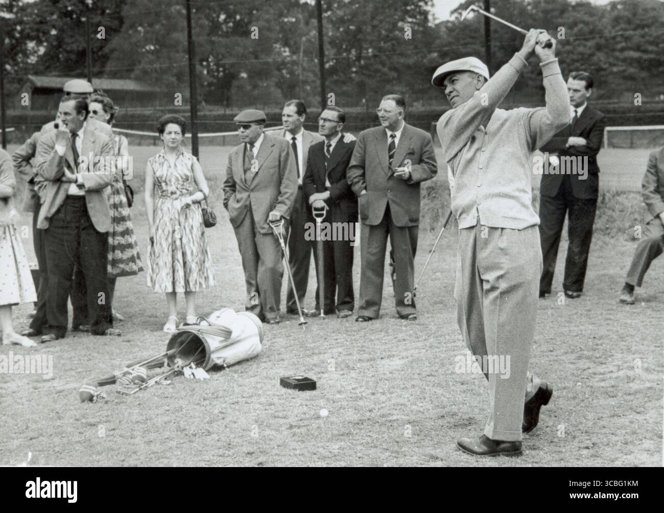 Ben Hogan, praticante a Wentworth 1956, vinse 9 titoli importanti durante la sua carriera: 4 U.S. Opens 2 Masters Tournaments 2 PGA Championships 1 Open Championship (British Open) noto per il suo leggendario ritorno dopo un incidente automobilistico quasi fatale nel 1949, che molti pensavano avrebbe posto fine alla sua carriera. Invece, è tornato per vincere più major. Famoso per la sua meticolosa routine pratica e le innovazioni nella meccanica dello swing del golf. L’influenza di Hogan è ancora oggi percepita attraverso i suoi libri didattici e il “Hogan swing”, che molti professionisti studiano. Foto Stock