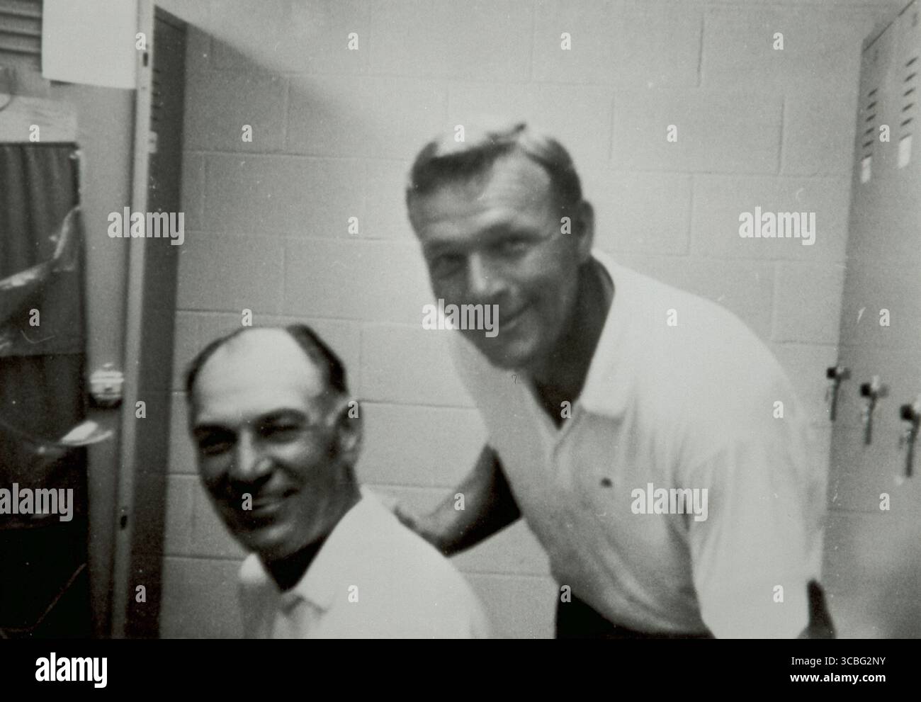 Ben Hogan (a sinistra) con Arnold Palmer c1967 Hogan vinse 9 titoli importanti durante la sua carriera: 4 U.S. Opens 2 Masters Tournaments 2 PGA Championships 1 Open Championship (British Open) noto per la sua leggendaria rimonta dopo un incidente automobilistico quasi fatale nel 1949, che molti pensarono avrebbe posto fine alla sua carriera. Invece, è tornato per vincere più major. Famoso per la sua meticolosa routine pratica e le innovazioni nella meccanica dello swing del golf. L’influenza di Hogan è ancora oggi percepita attraverso i suoi libri didattici e il “Hogan swing”, che molti professionisti studiano. Foto Stock