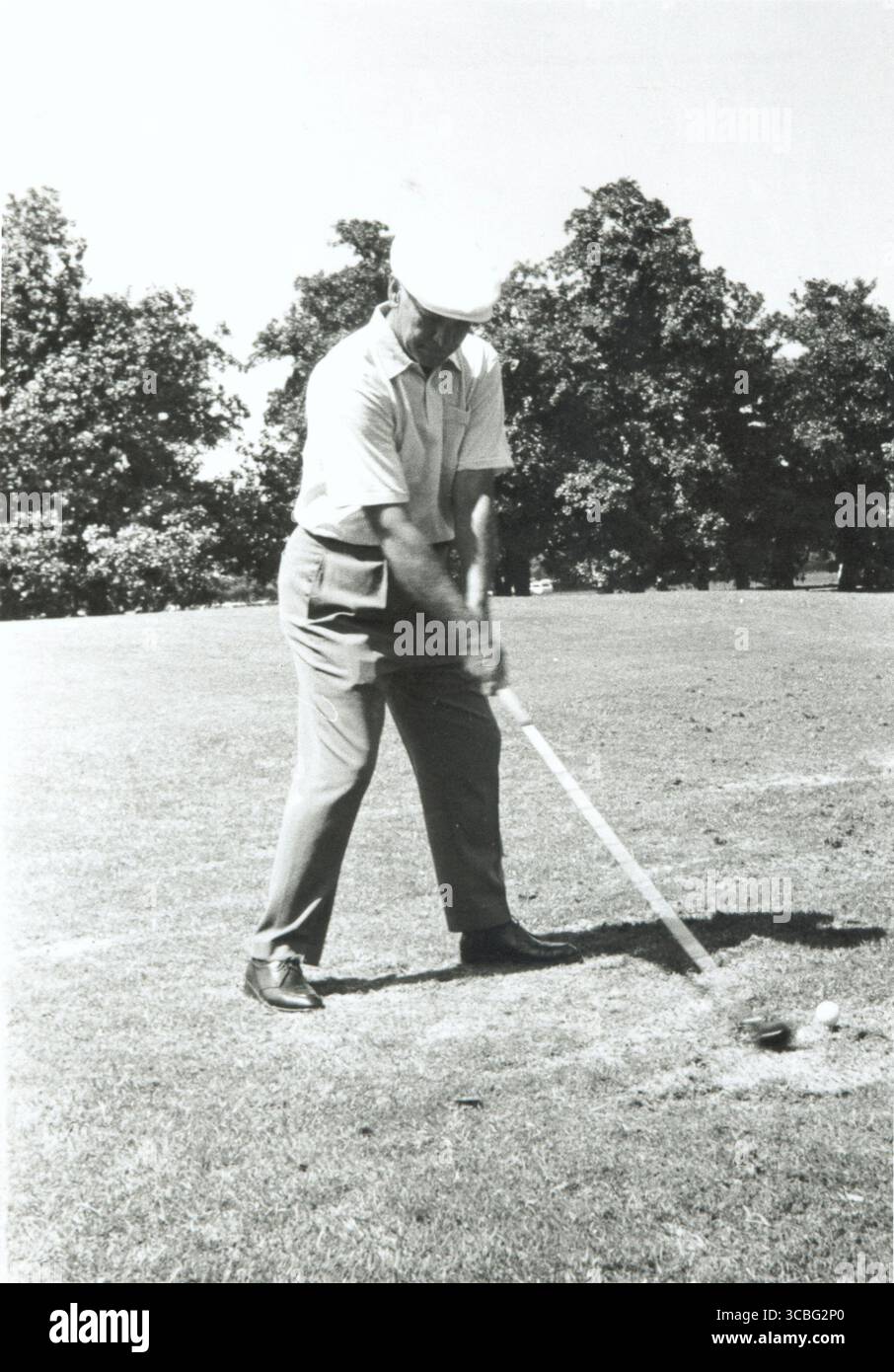 Ben Hogan intorno al 1967 Hogan ha vinto 9 titoli importanti durante la sua carriera: 4 U.S. Opens 2 Masters Tournaments 2 PGA Championships 1 Open Championship (British Open) noto per il suo leggendario ritorno dopo un incidente automobilistico quasi fatale nel 1949, che molti pensavano avrebbe posto fine alla sua carriera. Invece, è tornato per vincere più major. Famoso per la sua meticolosa routine pratica e le innovazioni nella meccanica dello swing del golf. L’influenza di Hogan è ancora oggi percepita attraverso i suoi libri didattici e il “Hogan swing”, che molti professionisti studiano. Foto Stock