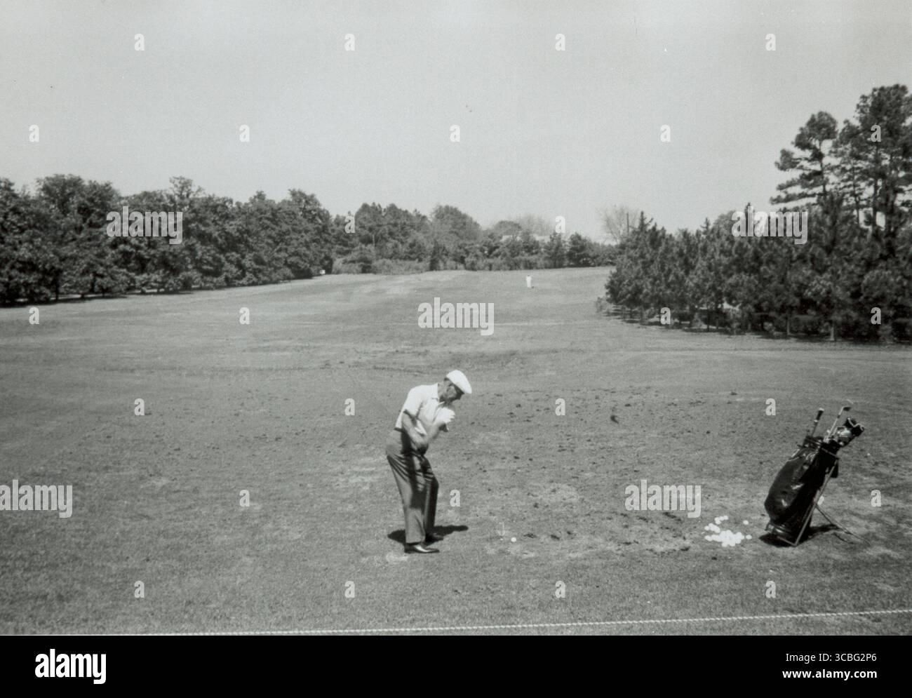 Ben Hogan intorno al 1967 Hogan ha vinto 9 titoli importanti durante la sua carriera: 4 U.S. Opens 2 Masters Tournaments 2 PGA Championships 1 Open Championship (British Open) noto per il suo leggendario ritorno dopo un incidente automobilistico quasi fatale nel 1949, che molti pensavano avrebbe posto fine alla sua carriera. Invece, è tornato per vincere più major. Famoso per la sua meticolosa routine pratica e le innovazioni nella meccanica dello swing del golf. L’influenza di Hogan è ancora oggi percepita attraverso i suoi libri didattici e il “Hogan swing”, che molti professionisti studiano. Foto Stock