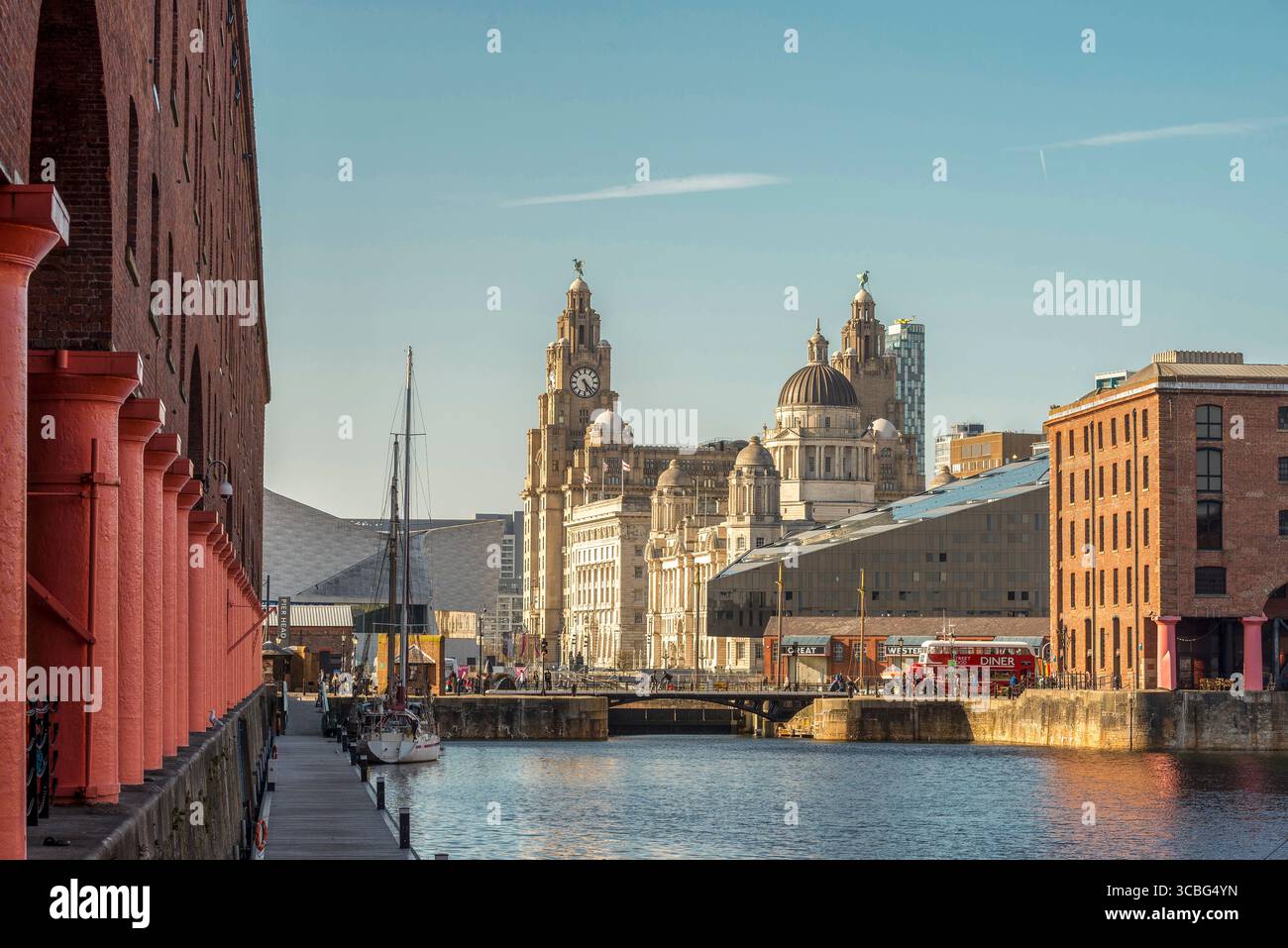 Albert Dock con vista sul Royal Liver Building e sul porto di Liverpool Building sul lungomare di Liverpool, patrimonio dell'umanità dell'UNESCO. Foto Stock
