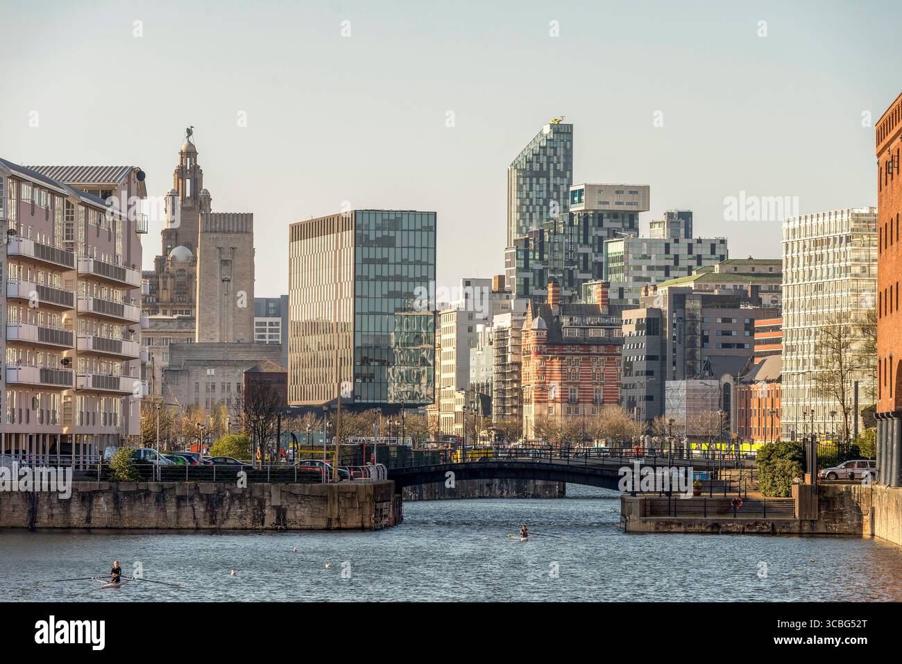Lo skyline di Liverpool mescola moderne torri di vetro con l'architettura storica lungo il lungomare. Foto Stock