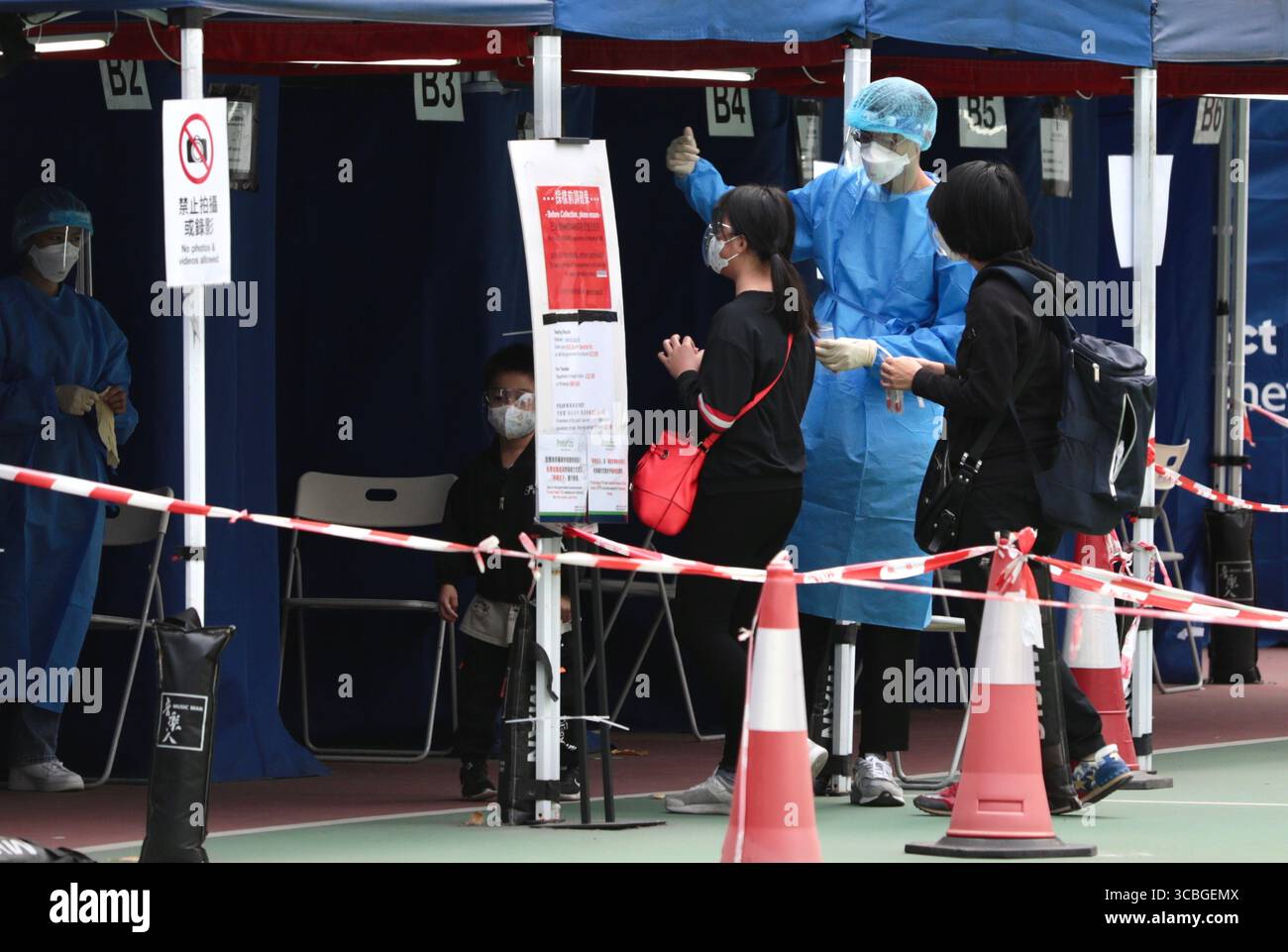 7 gennaio 2023, Hong Kong, Cina: A Hong Kong, i gesti del personale medico come cittadini stanno per ricevere test Covid-19 nel centro della città. I cittadini di Hong Kong e gli stranieri devono ottenere un certificato NEGATIVO per il test degli acidi nucleici 48 ore prima della partenza per la Cina continentale via porto terrestre. (Immagine di credito: © Liau Chung-Ren/ZUMA Press Wire) Foto Stock
