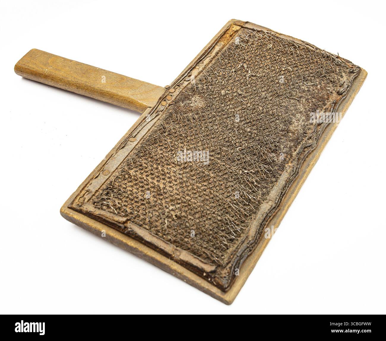 Pettine isolato in lana di legno su sfondo bianco Foto Stock