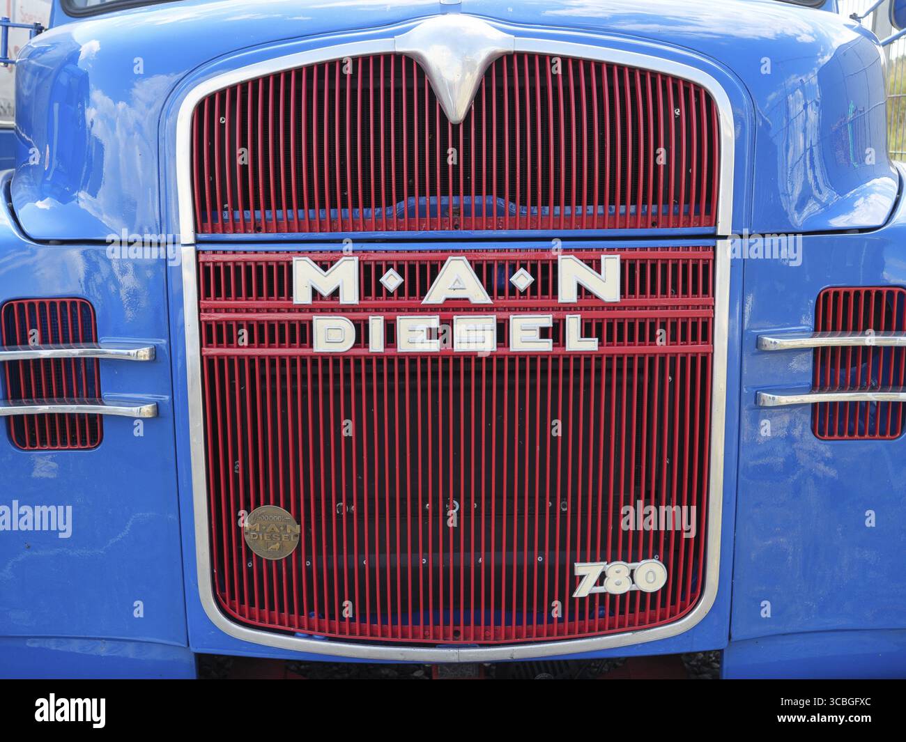 Una griglia radiatore per autocarri diesel MAN con combinazione di colori blu e rosso e emblema, stadtlohn, Renania settentrionale-Vestfalia, Germania Foto Stock