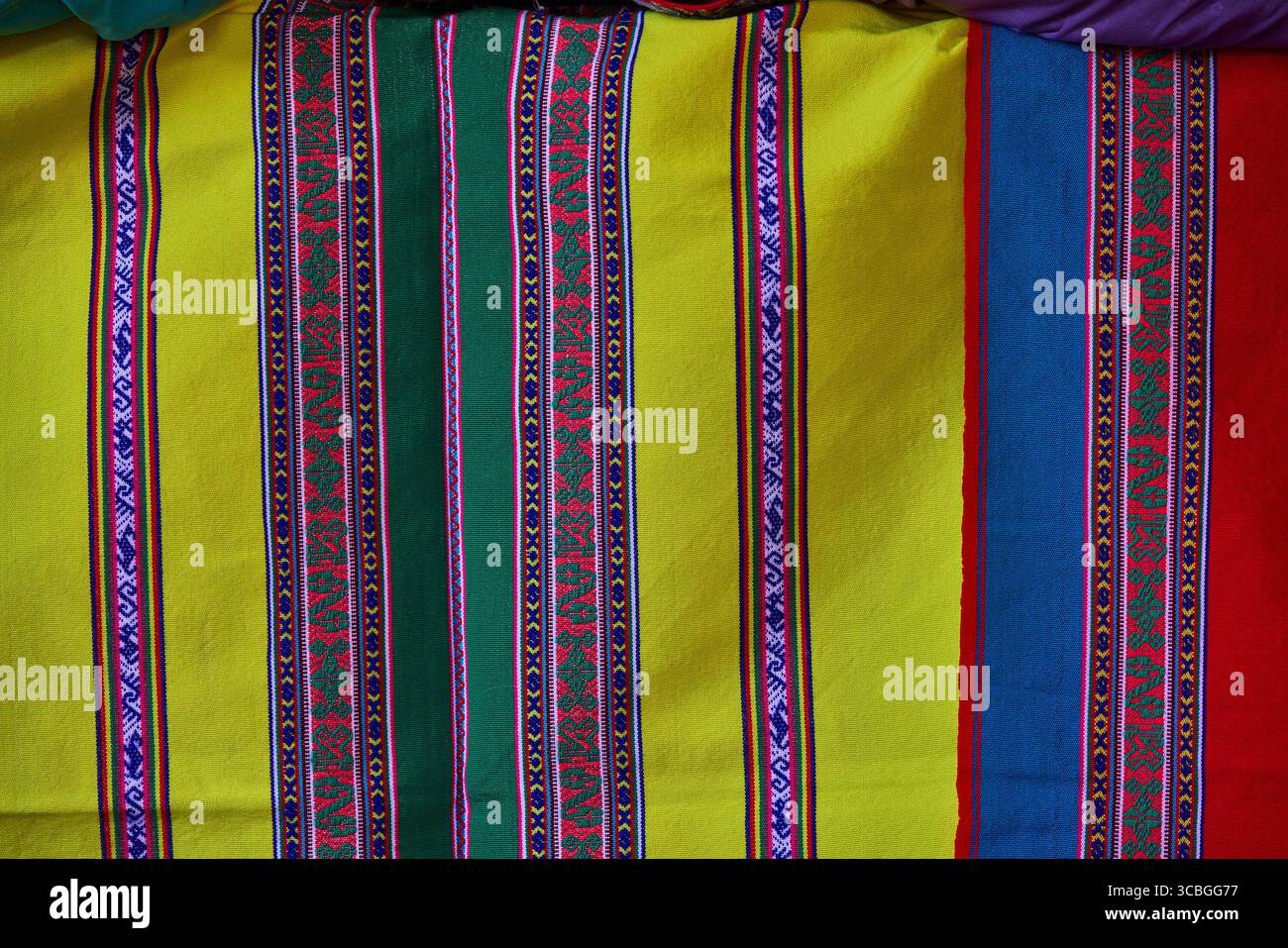 Un vivace tessuto lavorato a mano della Valle del Colca, realizzato da artigiani andini che conservano tradizioni secolari. Ogni filo racconta una storia di Heri Foto Stock