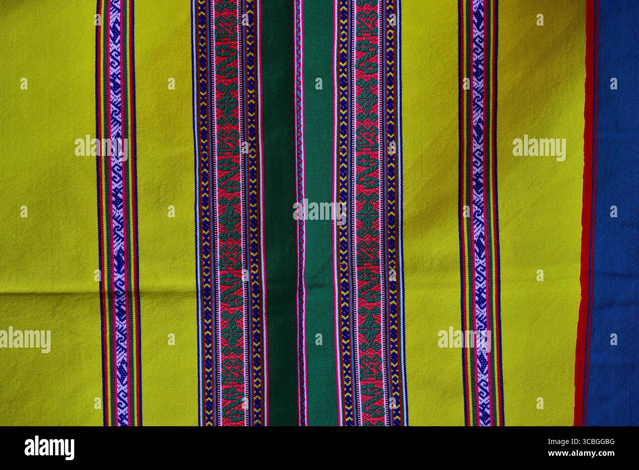 Un vivace tessuto lavorato a mano della Valle del Colca, realizzato da artigiani andini che conservano tradizioni secolari. Ogni filo racconta una storia di Heri Foto Stock