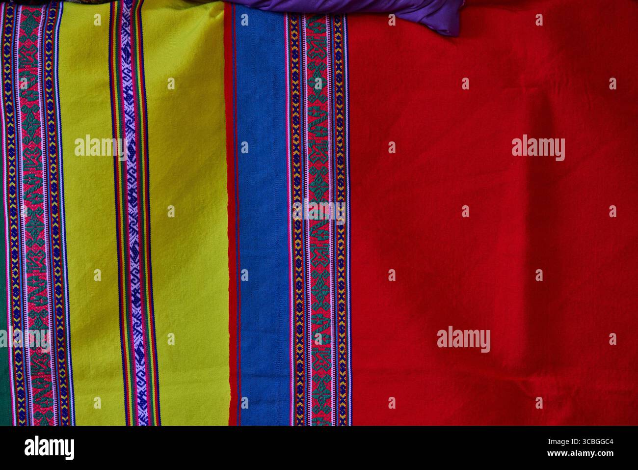 Un vivace tessuto lavorato a mano della Valle del Colca, realizzato da artigiani andini che conservano tradizioni secolari. Ogni filo racconta una storia di Heri Foto Stock