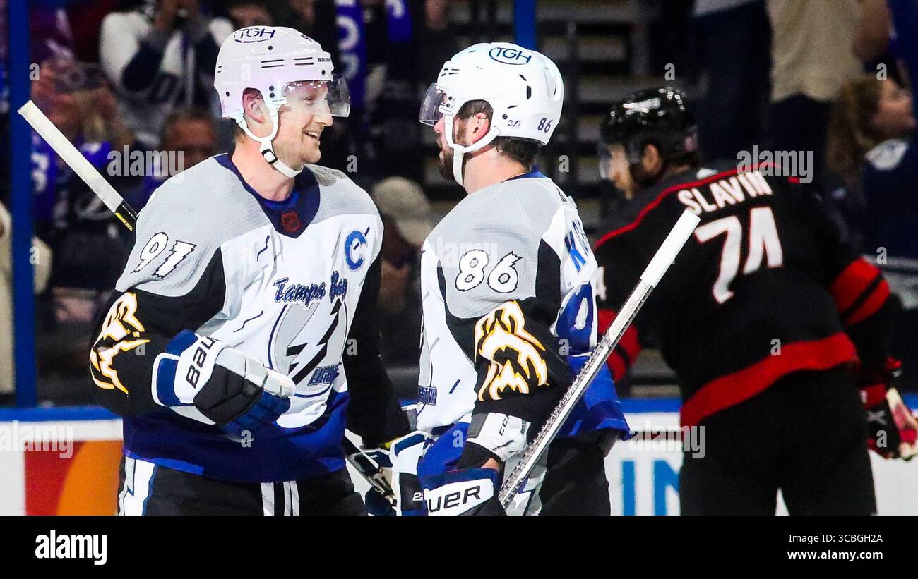4 novembre 2022: Steven Stamkos (91), qui festeggiando un gol di Nikita Kucherov (86), afferma che The Lightning aveva bisogno di un promemoria all'inizio della stagione "per concentrarsi sul momento", non essere beccato guardando avanti. (Immagine di credito: © Dirk Shadd/Tampa Bay Times tramite ZUMA Press Wire) Foto Stock
