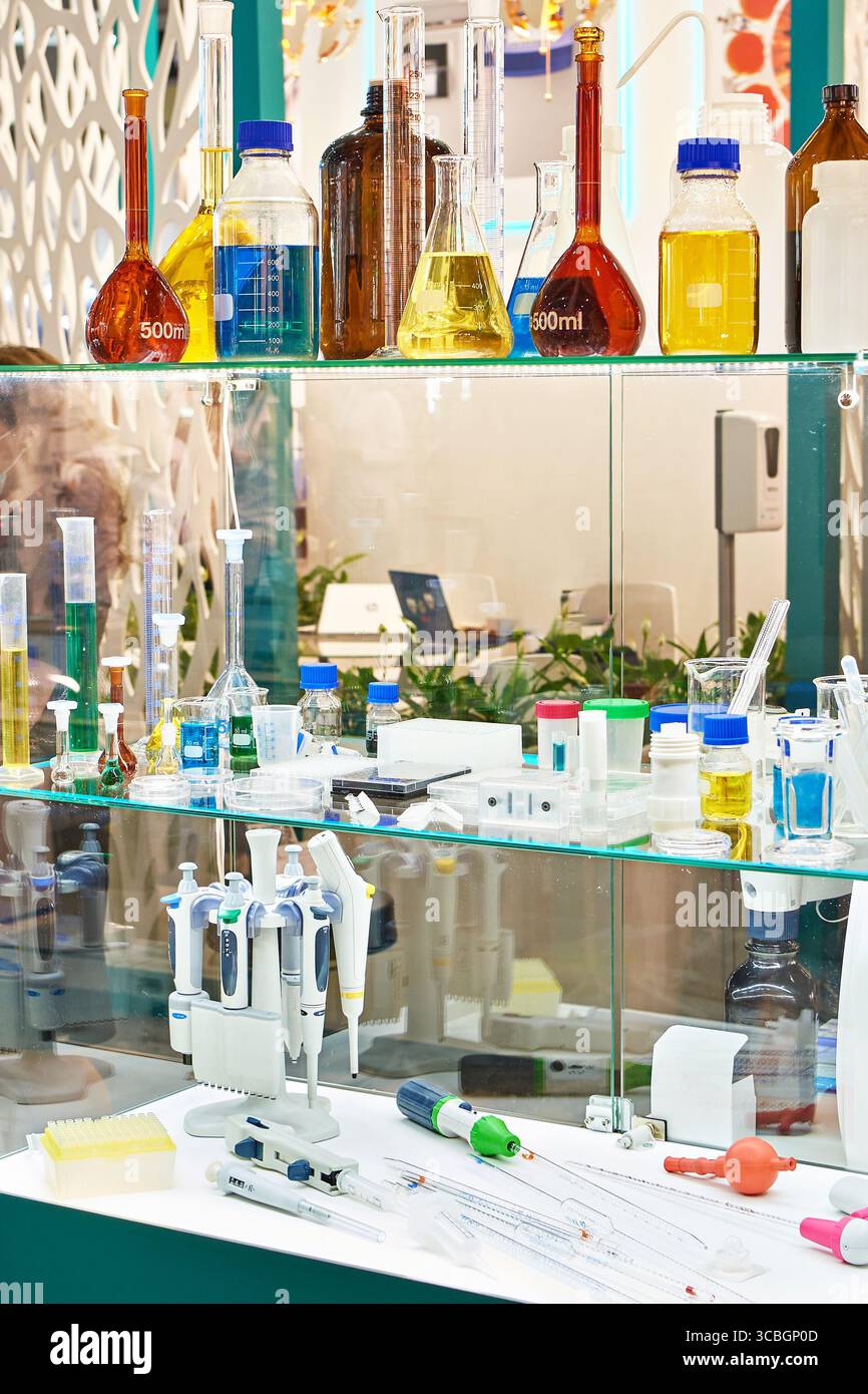 Capsule in vetro da laboratorio, flaconi, vaschette e matracci in magazzino Foto Stock