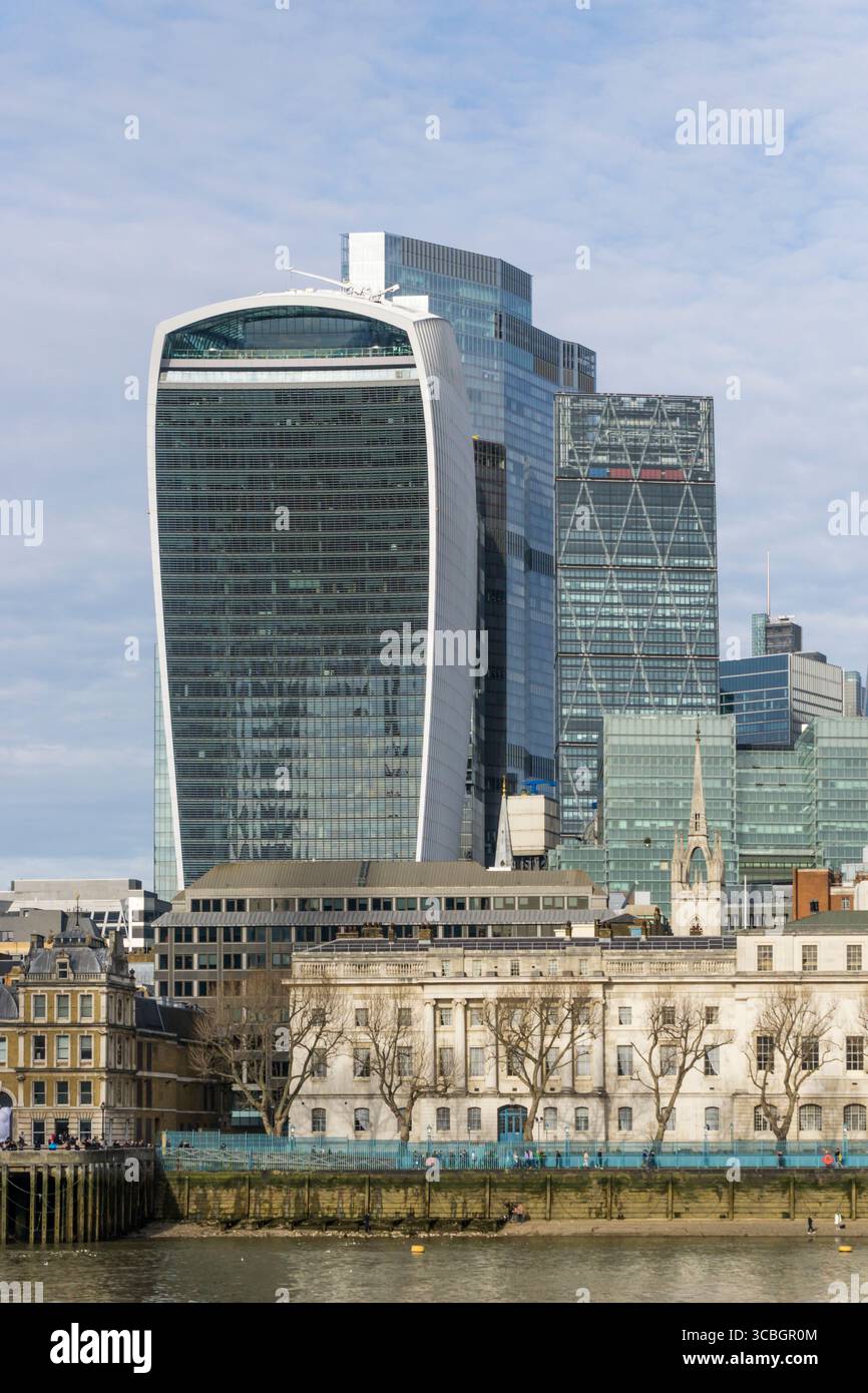 20 Fenchurch Street o l'edificio walkie-talkie, Londra, guarda dalla riva sud del Tamigi. Foto Stock