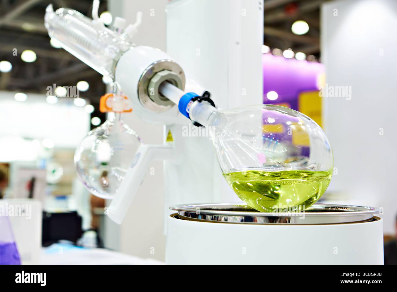 Vaporizzatore rotante da laboratorio chimico con matraccio Foto Stock