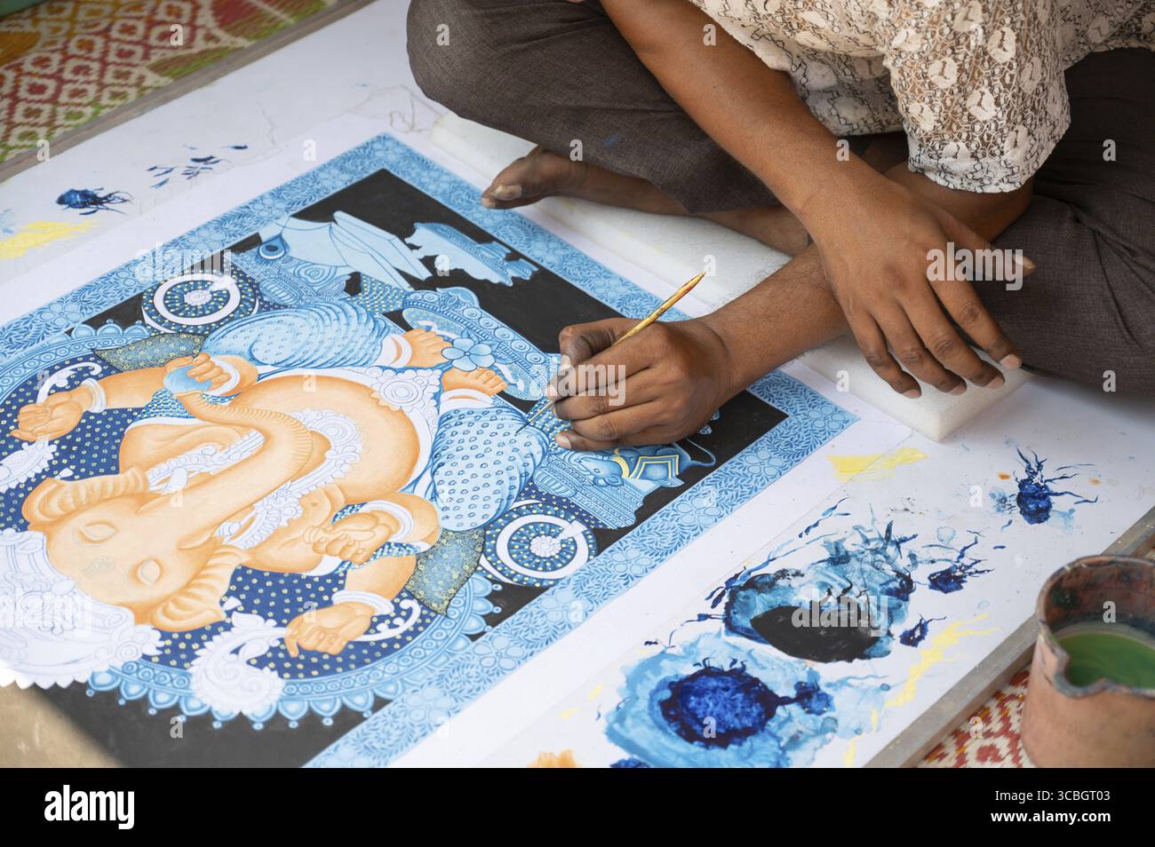 Uomo indiano che dipinge un quadro del dio ganesha in miniatura Moghul, divinità e mitologia indù, cultura e tradizione dell'India, Hampi, 11.03.202 Foto Stock