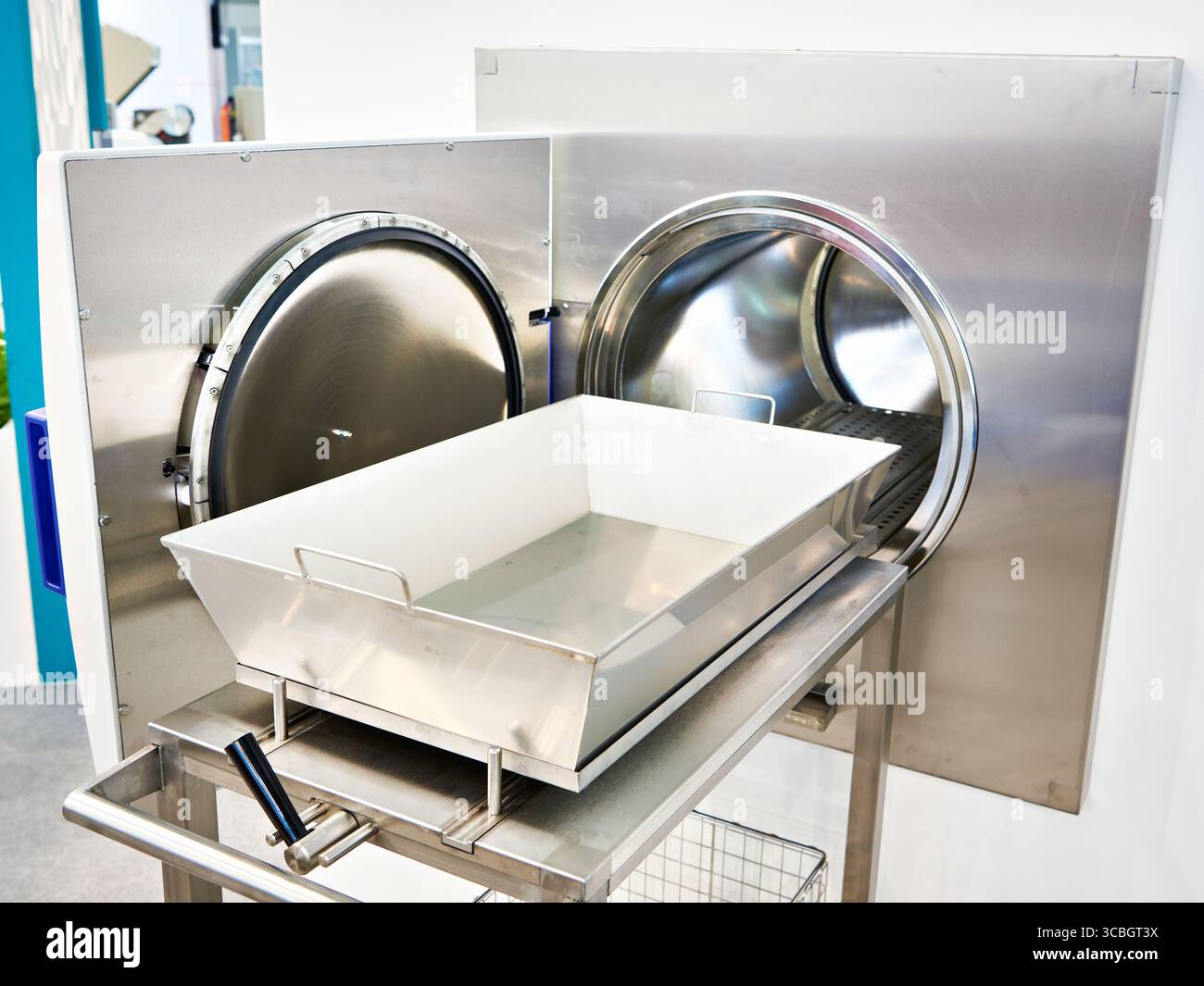 Autoclave passante a due sportelli con vassoio in metallo Foto Stock