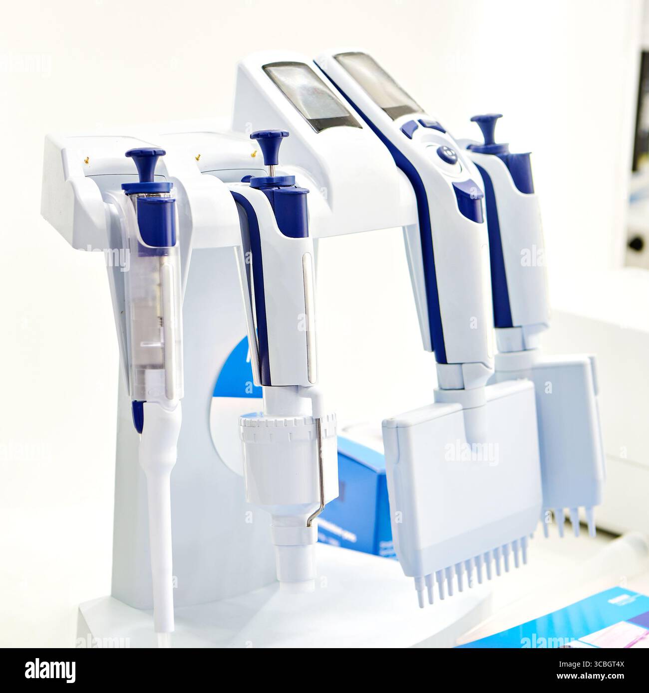 Il sistema di gestione delle risorse delle pipette intelligente, personalizzabile e altamente scalabile si adatta facilmente alle procedure operative standard di qualsiasi laboratorio Foto Stock