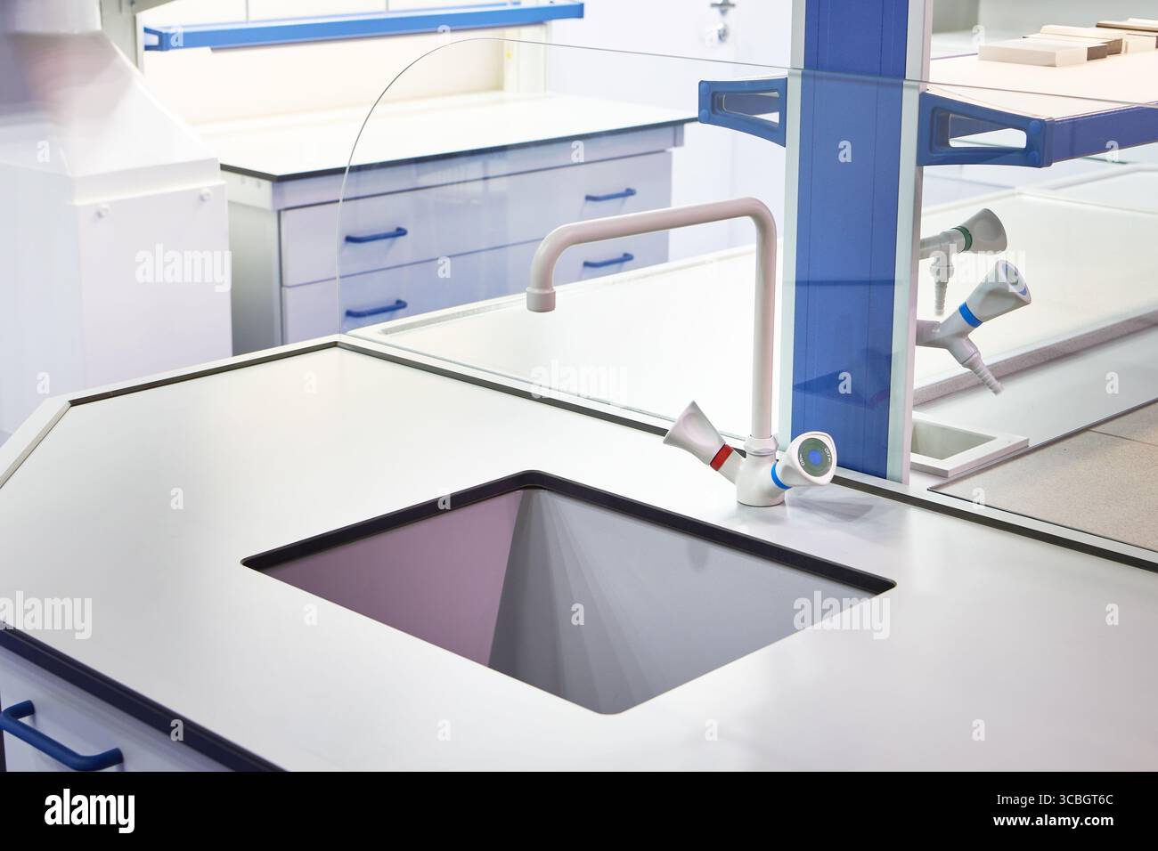 Rubinetti d'acqua nel laboratorio chimico Foto Stock