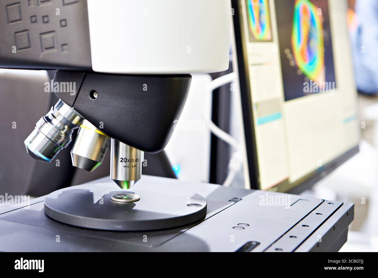 Microscopio digitale da laboratorio e monitor Foto Stock