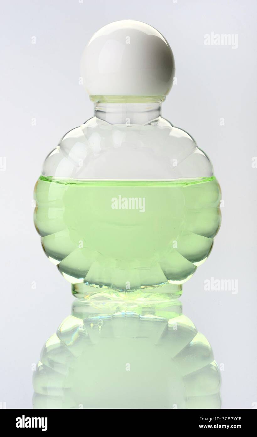 Bottiglia trasparente con lo shampoo e il suo riflesso nel vetro Foto Stock