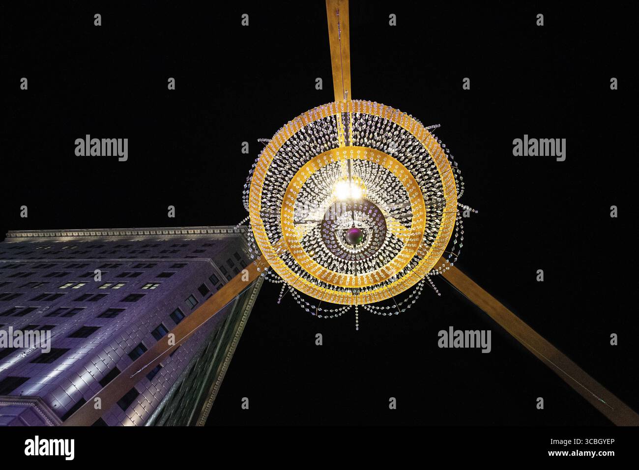 Lampadario del teatro di Cleveland di notte visto da sotto Foto Stock