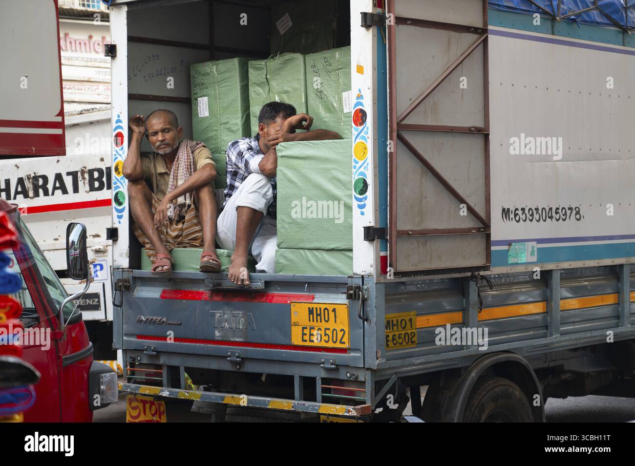 Strade di Mumbai, Masjid Bunder, India, lavoratori dormono al camion carico, trasporti e autista sovraccarico, 04.03.2025 Foto Stock