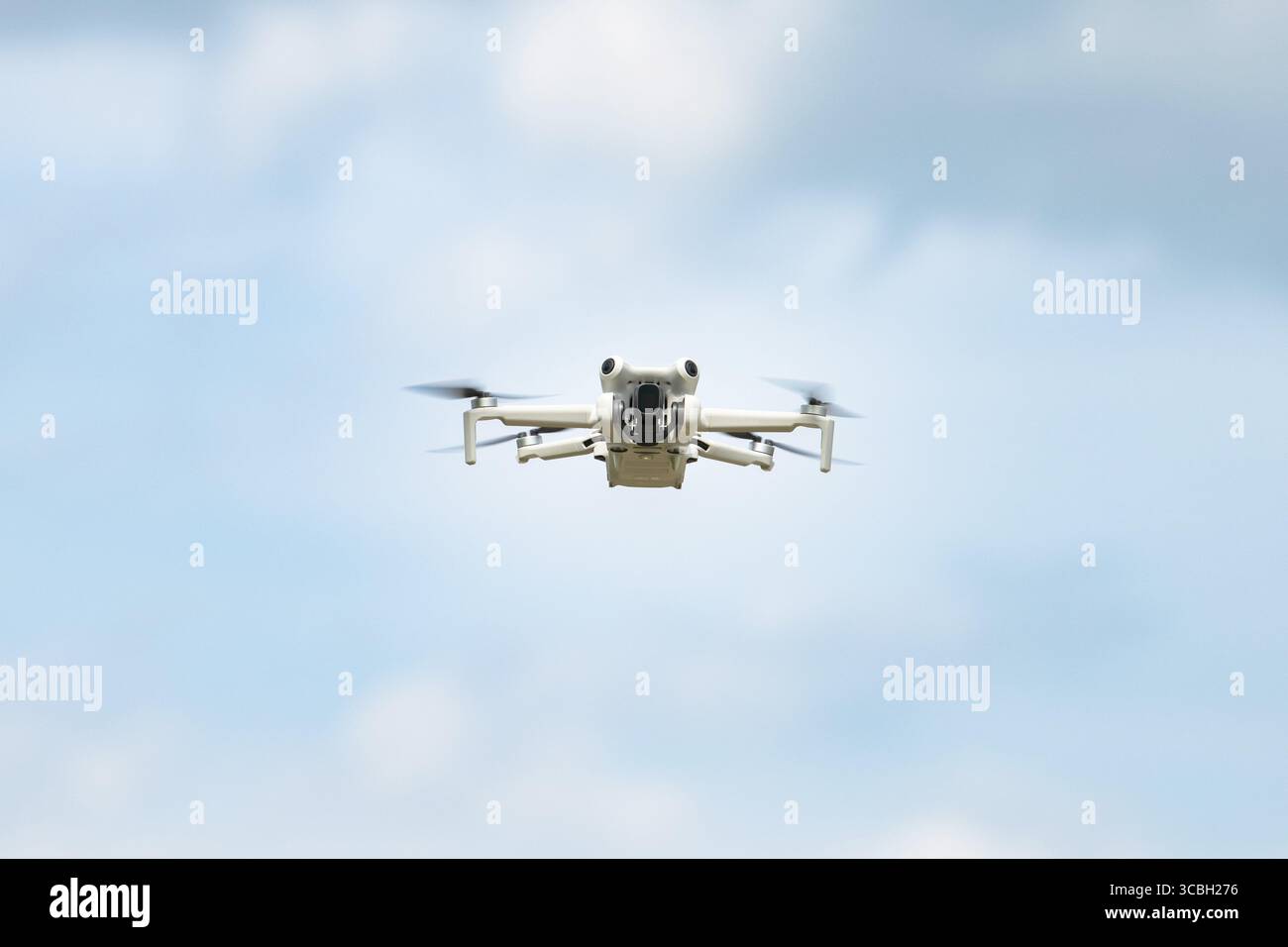 Drone volante in azione, copter aereo, fotocamera digitale, tecnologia moderna utilizzata per fotografia, videografia, sorveglianza e servizio di consegna, Agricul Foto Stock