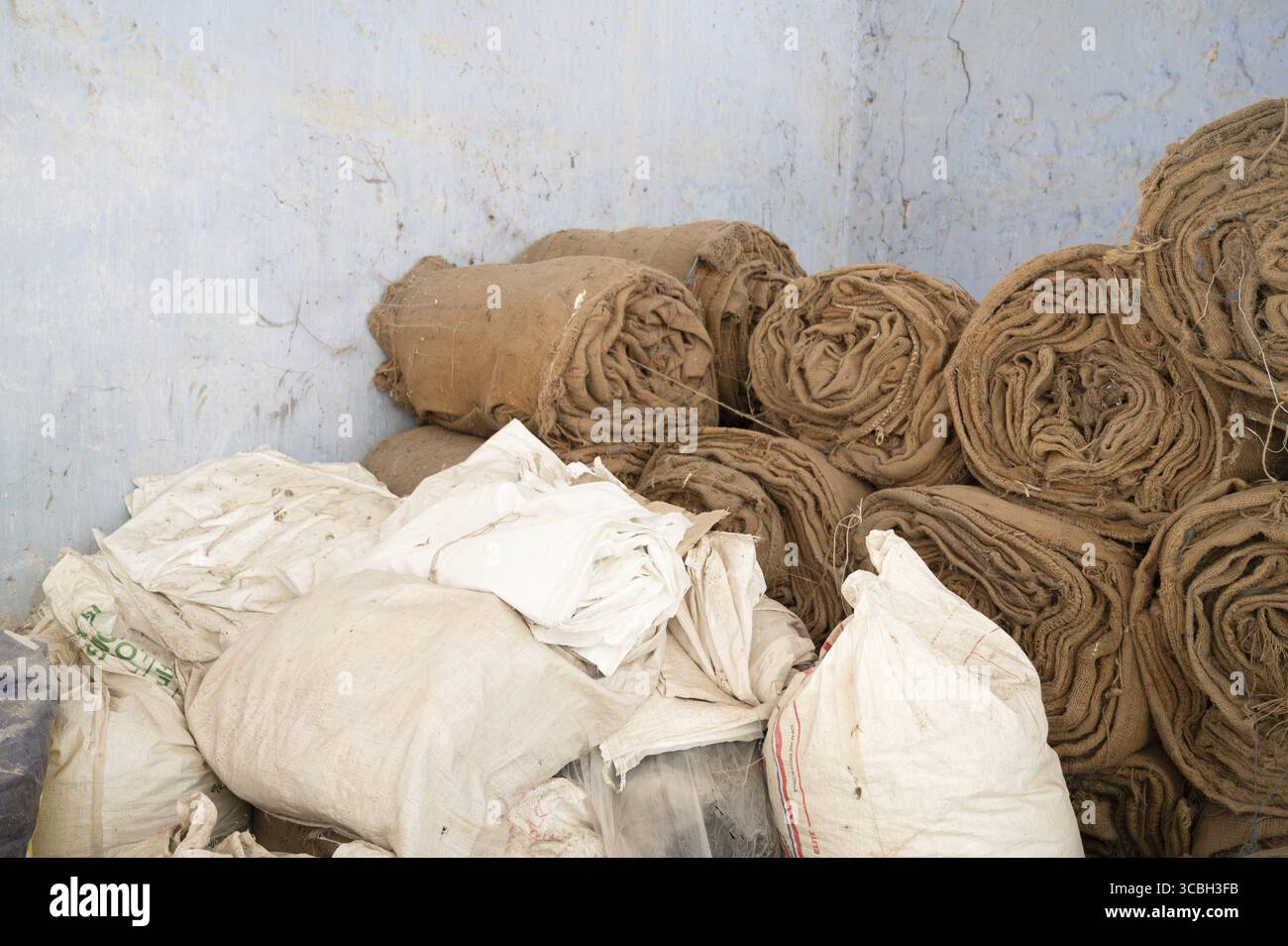 Fabbrica di spezie in India, sacchi di iuta, ingredienti alimentari piccanti in vendita, magazzino della catena di approvvigionamento, Kochi, Kerala Foto Stock