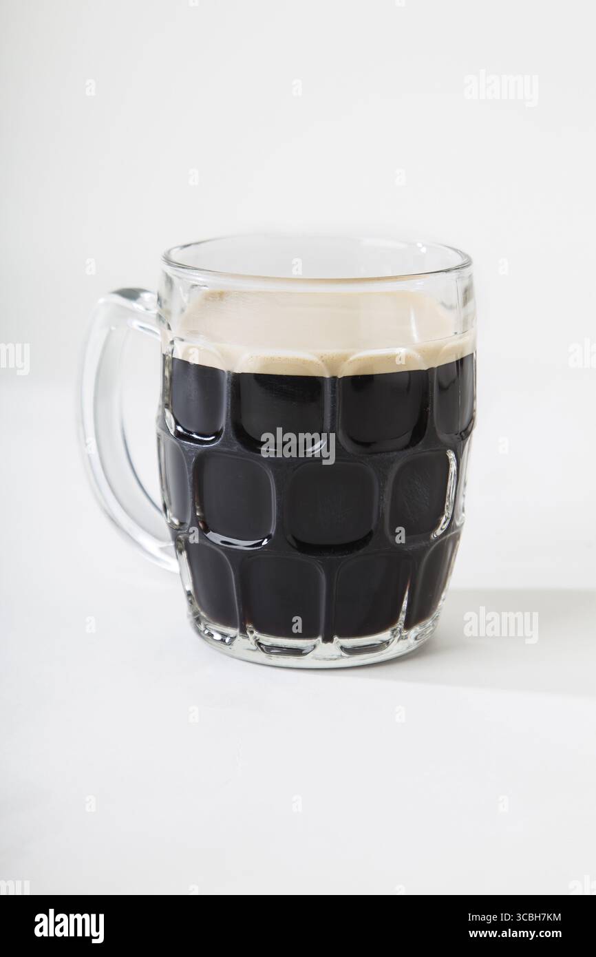 Stout birra nera in una tazza Foto Stock