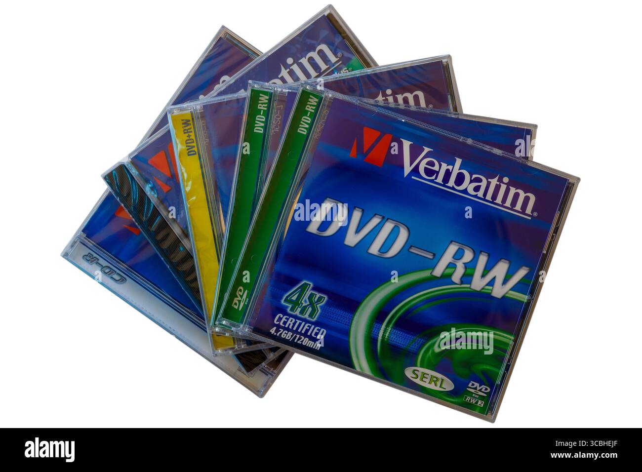 Una pila di DVD vergini con disco dvd-RW Verbatim sulla parte superiore isolato su sfondo bianco Foto Stock