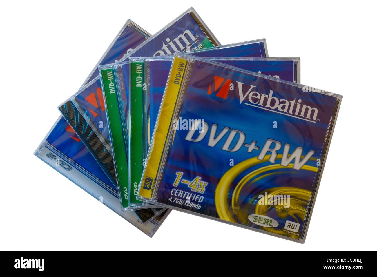 Una pila di DVD vergini con disco dvd-RW Verbatim sulla parte superiore isolato su sfondo bianco Foto Stock