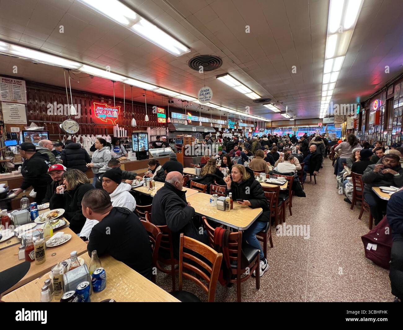 21 novembre 2022, Manhatten, New York, Stati Uniti: KatzÃs New York Deli, è un luogo preferito dai turisti a Manhattan New York il 22 novembre 2022. Sono noti per i loro panini giganti di manzo in scatola. (Immagine di credito: © Karen Focht/ZUMA Press Wire) Foto Stock
