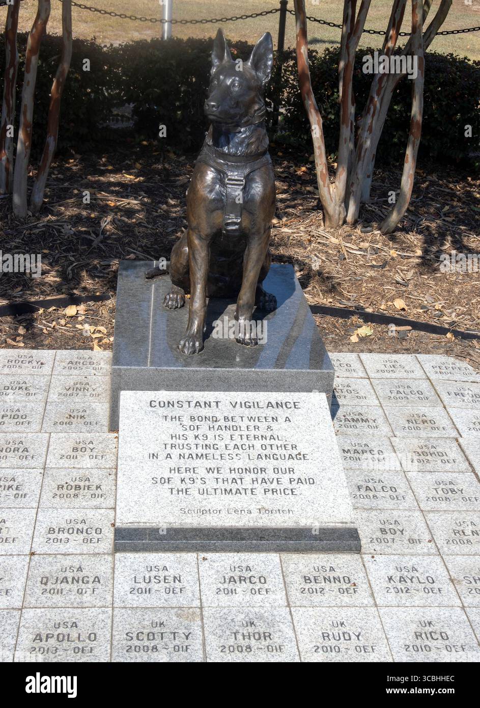 Onorando il coraggio dei cani militari che lavorano, lo Special Forces K9 Memorial di Fayetteville, North Carolina, rende omaggio agli eroi canini in servizio. Foto Stock