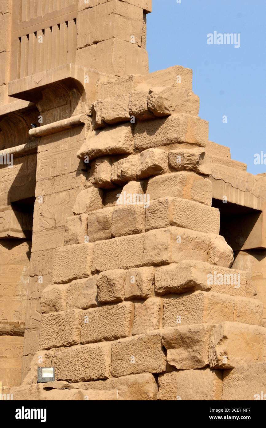Sala ipostila, complesso del tempio di Karnak, patrimonio dell'umanità dell'UNESCO, situato vicino a Luxor, Egitto Foto Stock
