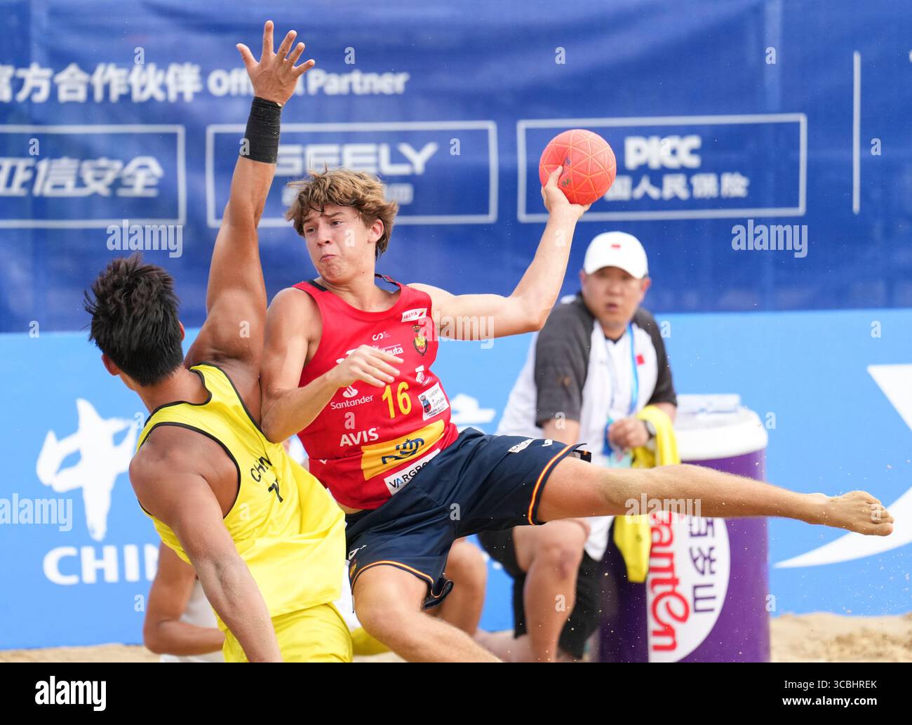 Chengdu, la provincia cinese del Sichuan. 8 agosto 2025. Mario Miranda Sirvent (R) di Spagna gareggia durante il turno preliminare maschile di Beach handball del gruppo B match tra Cina e Spagna ai Giochi mondiali 2025 a Chengdu, nella provincia di Sichuan, sud-ovest della Cina, 8 agosto 2025. Crediti: Liu Kun/Xinhua/Alamy Live News Foto Stock