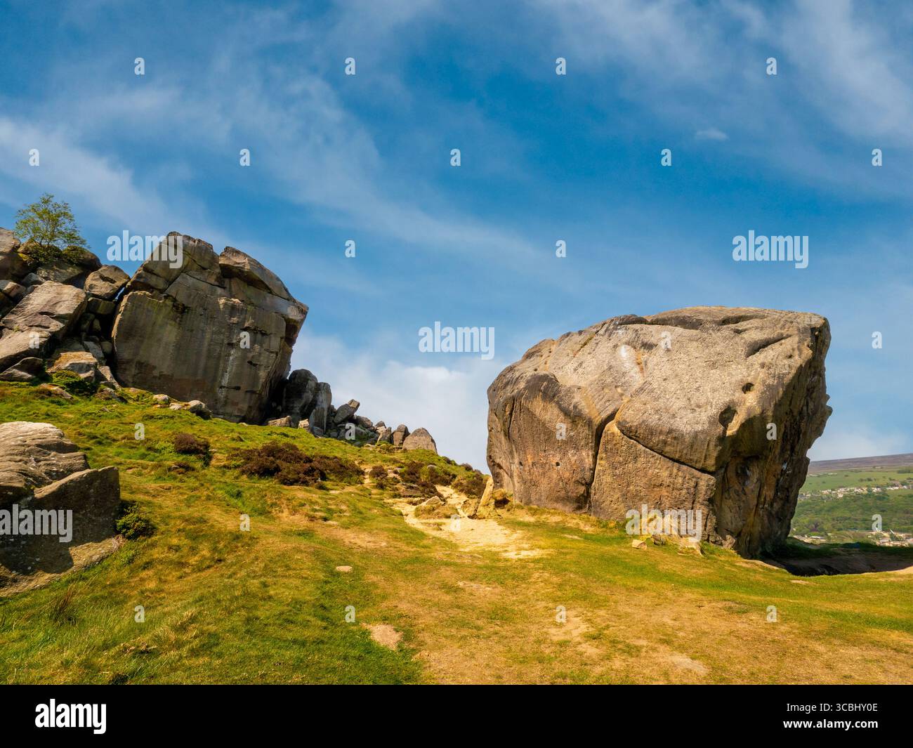 Cow and Calf Rocks a Ilkley Moor, West Yorkshire, in una giornata di sole. REGNO UNITO Foto Stock