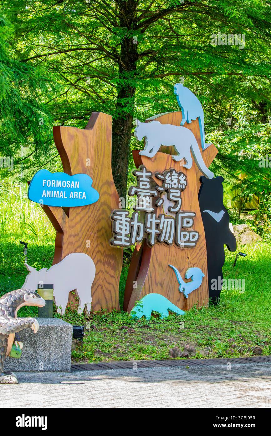 taipei taiwan 2 giugno 2025: La segnaletica nella Formosan Animal area dello Zoo di Taipei presenta immagini e informazioni sulle specie autoctone. Progettato con Foto Stock