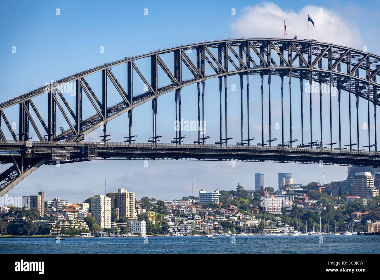 L'iconico Sydney Harbour Bridge. Un ponte stradale ad arco che collega il quartiere centrale degli affari con la North Shore. Quartieri residenziali e commerciali o Foto Stock