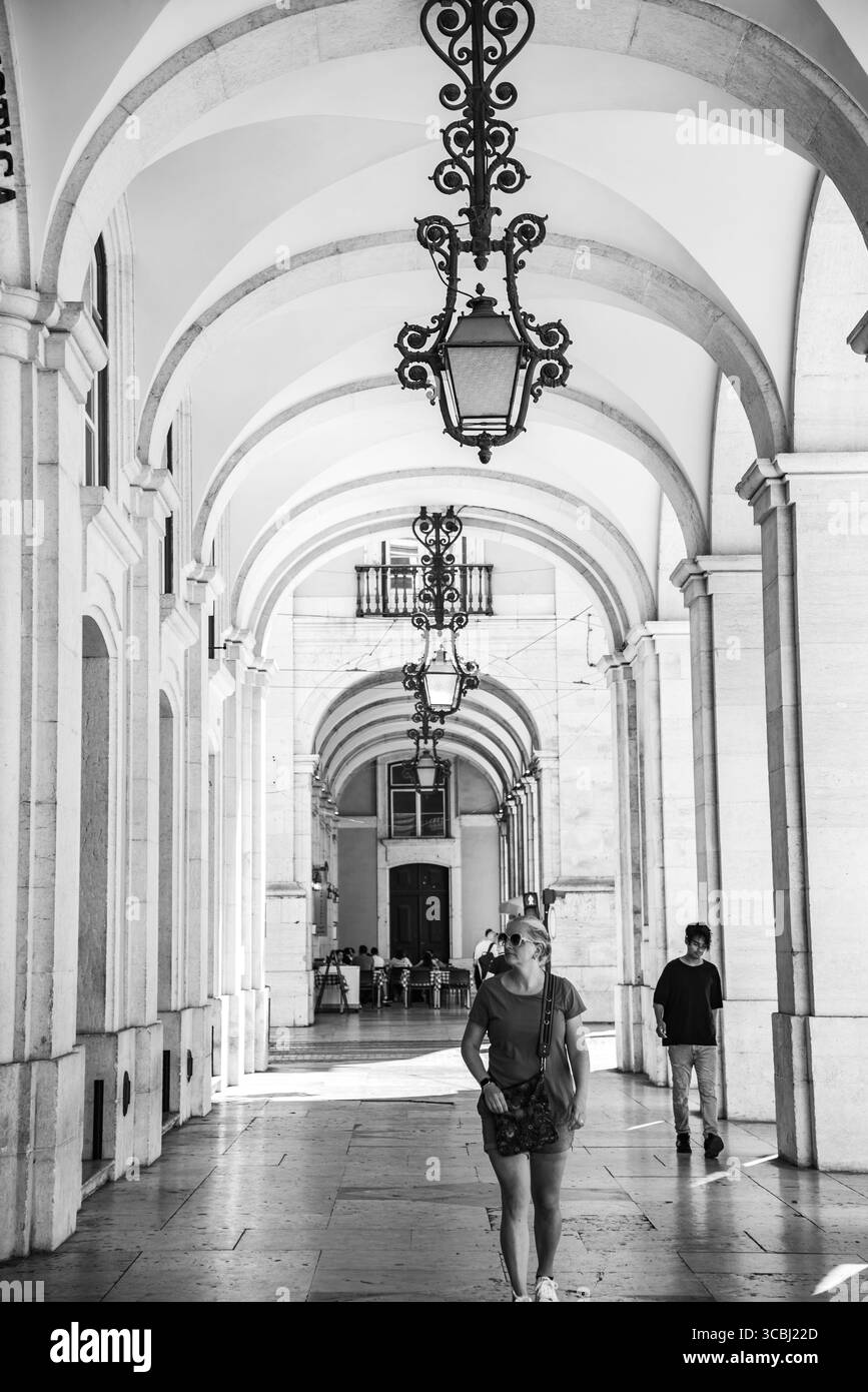 Titolo: Lisbona, Portogallo - 7 luglio 2025: Paesaggio monumentale della città vicino all'Arco di trionfo di rue Augusta a Lisbona Portogallo Foto Stock