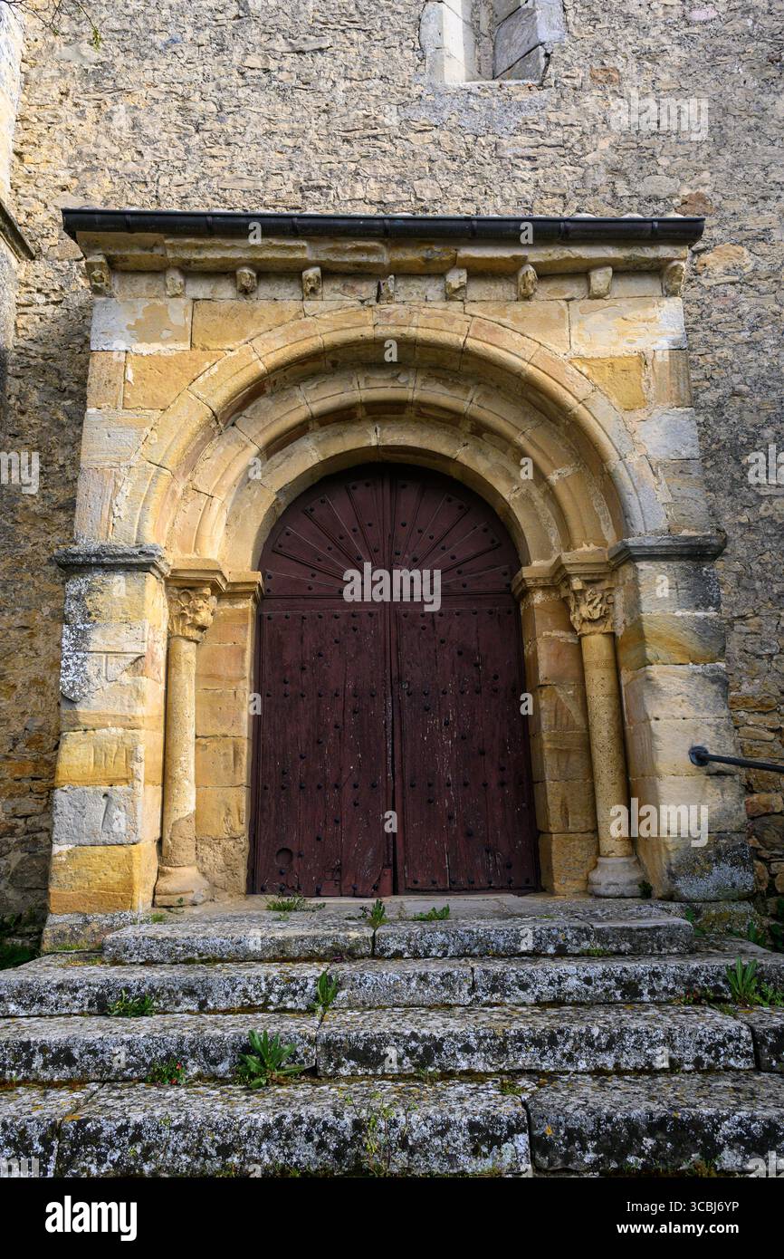 Porta storica della chiesa romanica con arco e scale in pietra nella Spagna rurale Foto Stock