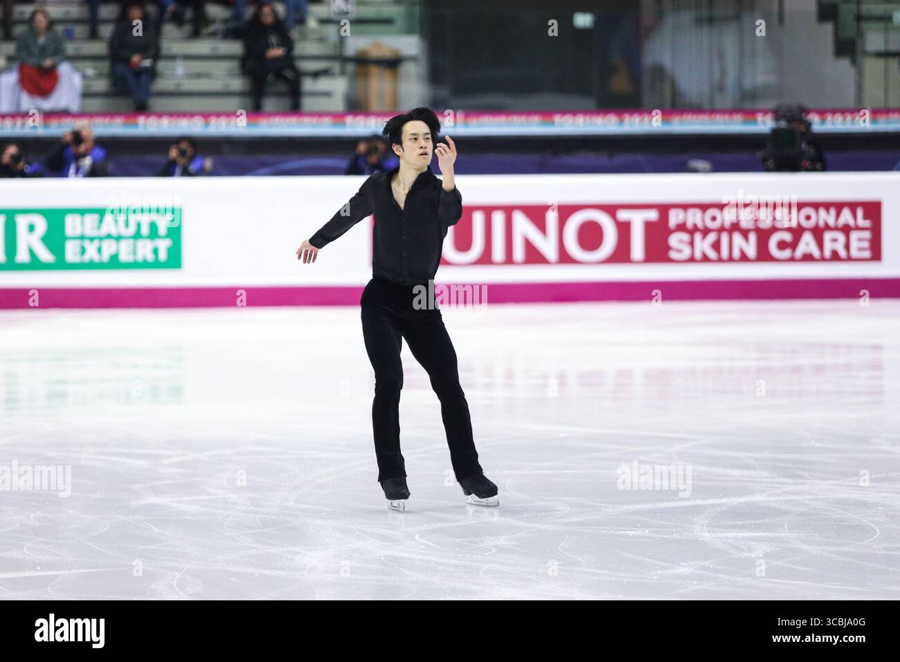 8 dicembre 2022, Torino, Italia: Sota Yamamoto (JPN) si esibisce durante il PROGRAMMA CORTO MASCHILE dell'ISU Grand Prix of Figure Skating Final Torino a Palavela. (Immagine di credito: © Davide di Lalla/SOPA immagini tramite ZUMA Press Wire) Foto Stock