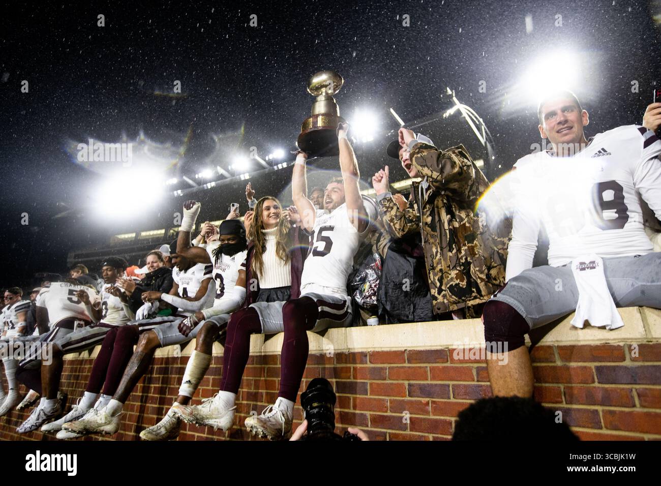 24 novembre 2022, Oxford, Mississippi, USA: I giocatori di football del Mississippi State si radunano e festeggiano con i pochi tifosi del Mississippi State che sono rimasti indietro dopo aver sconfitto i Rebels 24 a 22 nel 109th Annual Egg Bowl al Vaught Hemingway Stadium di Oxford, Mississippi. (Immagine di credito: © Hunter D. Cone/ZUMA Press Wire) Foto Stock