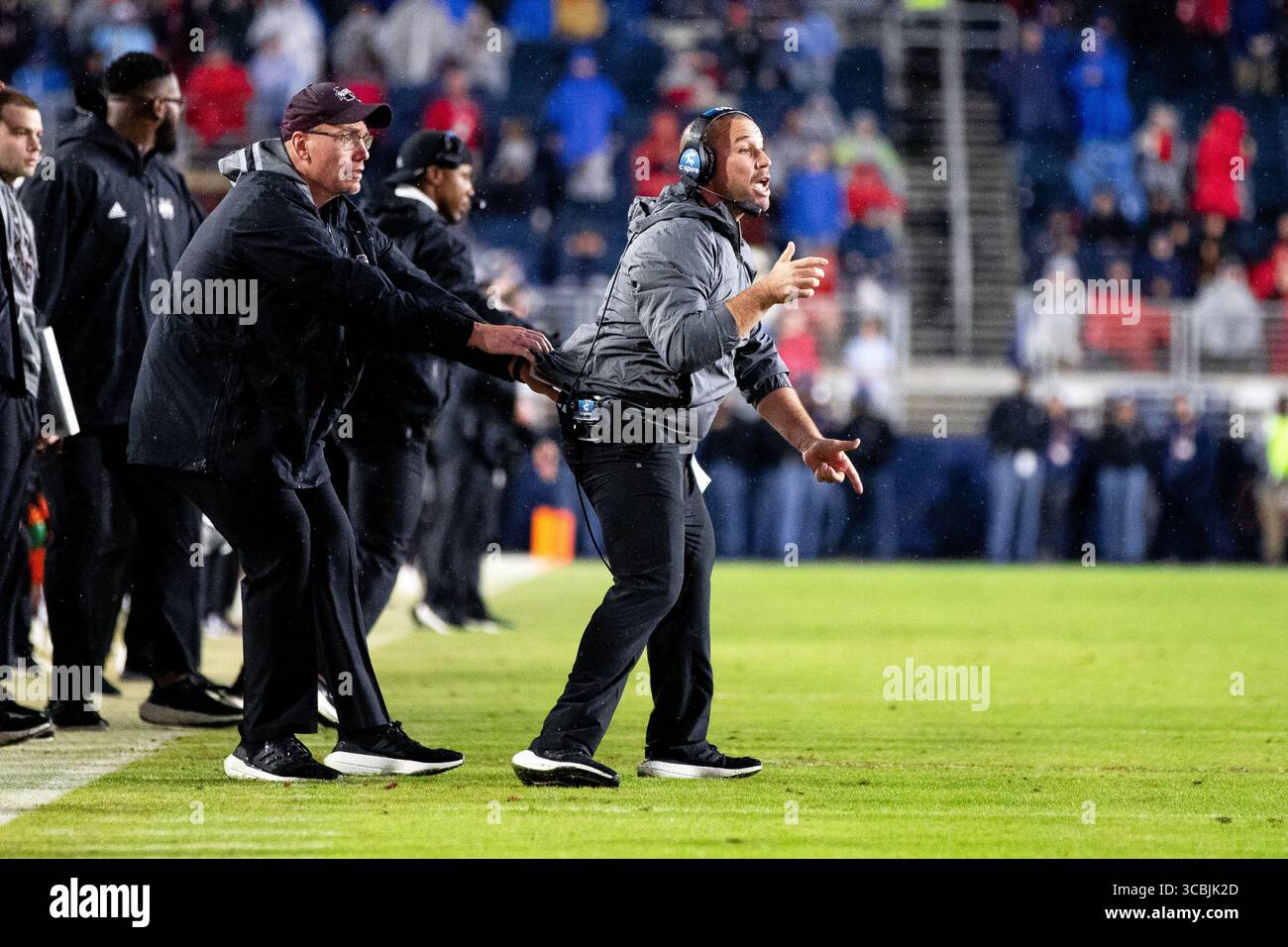 24 novembre 2022, Oxford, Mississippi, Stati Uniti: L'allenatore dei cornerback dello Stato del Mississippi deve essere tirato a bordo campo durante il 109° Egg Bowl annuale al Vaught Hemingway Stadium di Oxford, Mississippi. (Immagine di credito: © Hunter D. Cone/ZUMA Press Wire) Foto Stock