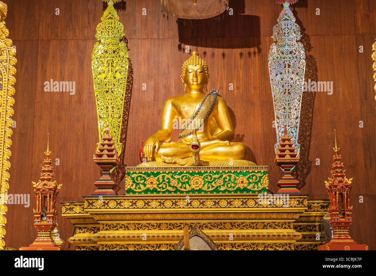 Il Wat Phra Kaew è un tempio suggestivo adagiato tra alberi torreggianti e piante locali che sfoggia l'iconica architettura in stile Lanna, ma anche offeri Foto Stock