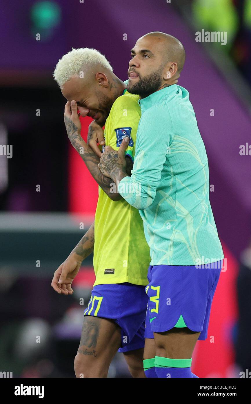 9 dicembre 2022, Doha, Qatar: Daniel Alves calciatore brasiliano sostiene Neymar che piange dopo la sconfitta in una partita contro la Croazia valida per i quarti di finale della Coppa del mondo FIFA in Qatar all'Education City Stadium di Doha, Qatar. 09 dicembre 2022 (immagine di credito: © William Volcov/ZUMA Press Wire) Foto Stock