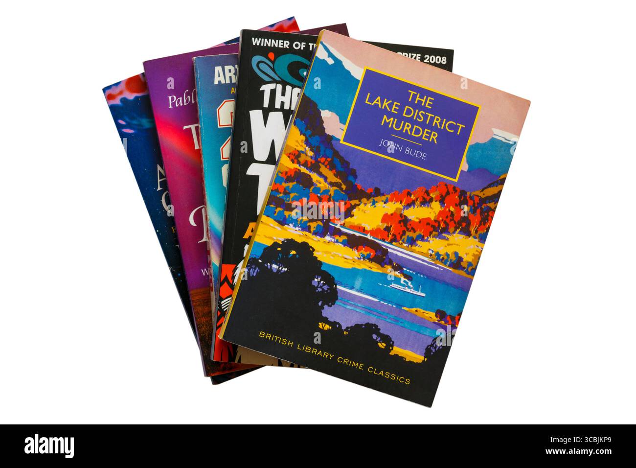 Selezione di libri con il libro di John Bude sul Lake District Murder in alto isolato su sfondo bianco - British Library Crime Classics Foto Stock