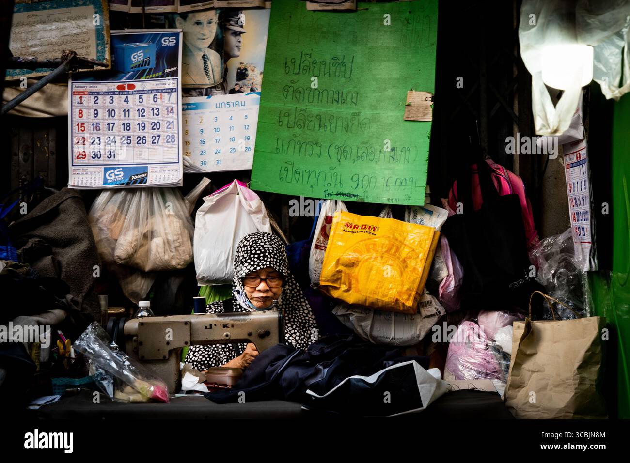 10 febbraio 2023, Bangkok, Bangkok, Tailandia: Una sarta lavora nella loro stazione di cucito in un mercato all'aperto. (Immagine di credito: © Matt Hunt/ZUMA Press Wire) Foto Stock